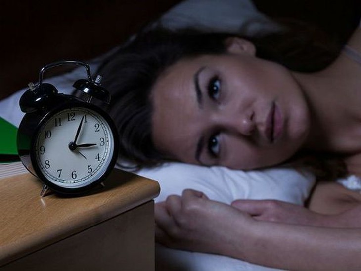 Vì sao phụ nữ mãn kinh dễ bị mất ngủ?- Ảnh 1.