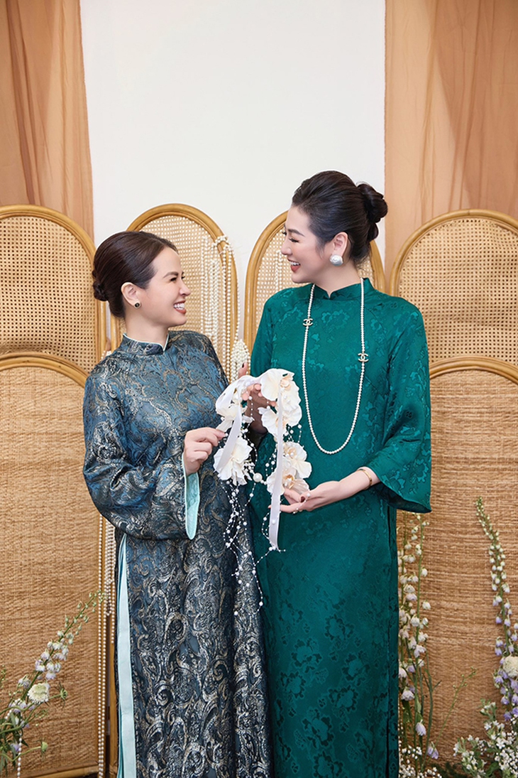 Mẹ ruột Á hậu Tú Anh: Tuổi U60 vẫn xinh đẹp, sang chảnh, hạnh phúc vì được con gái chiều chuộng- Ảnh 2. Mẹ ruột Á hậu Tú Anh: Tuổi U60 vẫn xinh đẹp, sang chảnh, hạnh phúc vì được con gái chiều chuộng- Ảnh 2.