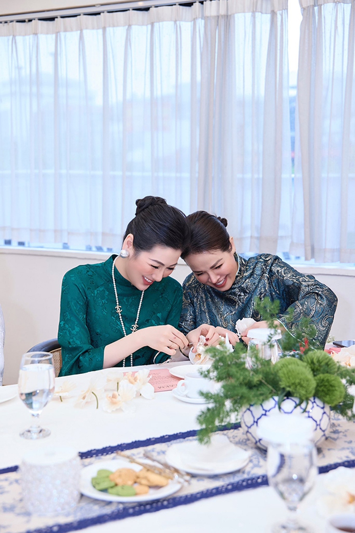 Mẹ ruột Á hậu Tú Anh: Tuổi U60 vẫn xinh đẹp, sang chảnh, hạnh phúc vì được con gái chiều chuộng- Ảnh 4. Mẹ ruột Á hậu Tú Anh: Tuổi U60 vẫn xinh đẹp, sang chảnh, hạnh phúc vì được con gái chiều chuộng- Ảnh 4.