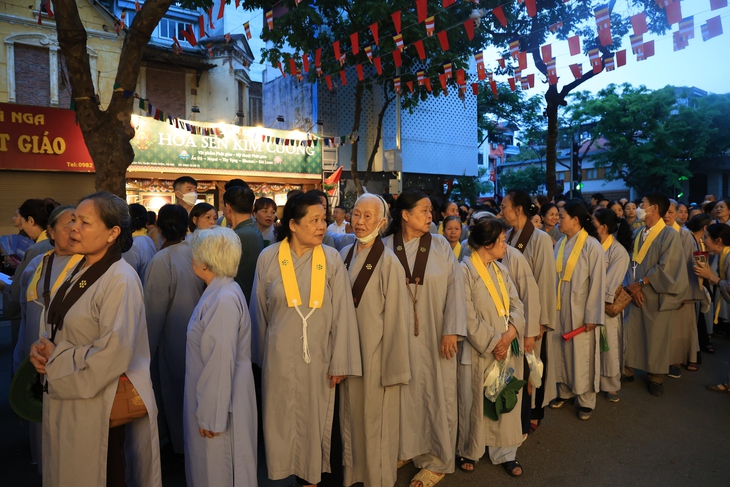 Cận cảnh xá lợi Đức Phật tại chùa Quán Sứ, người dân thành kính chiêm bái- Ảnh 2.