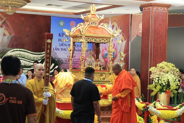 Cận cảnh xá lợi Đức Phật tại chùa Quán Sứ, người dân thành kính chiêm bái- Ảnh 14.