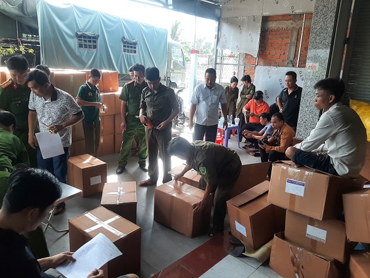 Phát hiện kho hàng hơn 7,7 tấn hàng gồm sữa, rượu, thực phẩm bảo vệ sức khỏe không giấy phép- Ảnh 1.