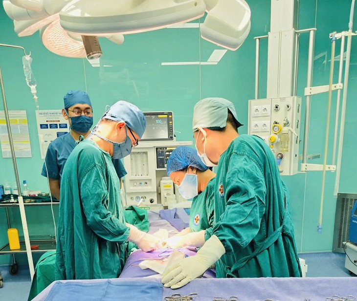 Phát hiện chửa ngoài tử cung sau triệu chứng đau bụng, buồn nôn- Ảnh 1.