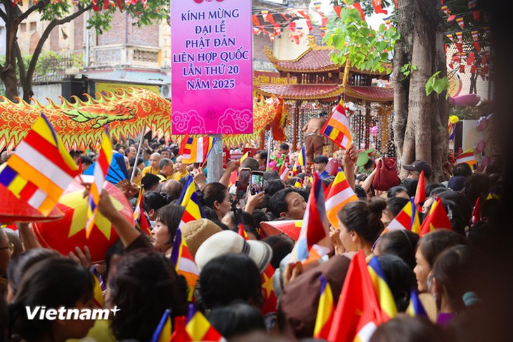 Chùa Quán Sứ mở cửa xuyên đêm để người dân, Phật tử vào chiêm bái xá lợi Phật- Ảnh 1. Chùa Quán Sứ mở cửa xuyên đêm để người dân, Phật tử vào chiêm bái xá lợi Phật- Ảnh 1.