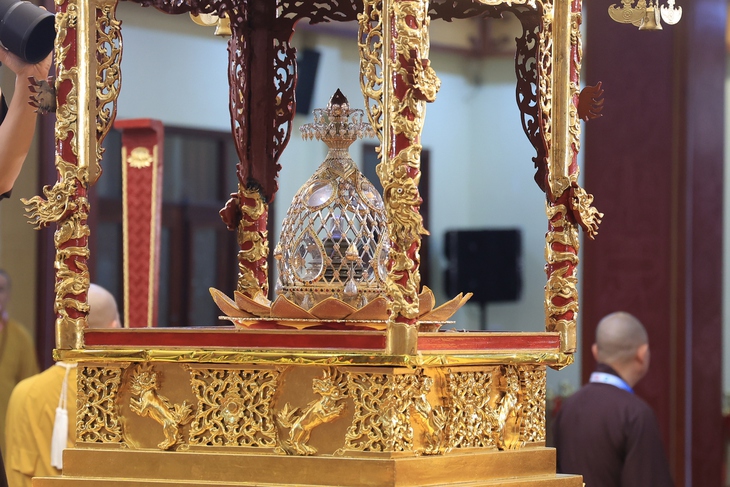 Cận cảnh xá lợi Đức Phật tại chùa Quán Sứ, người dân thành kính chiêm bái- Ảnh 10.
