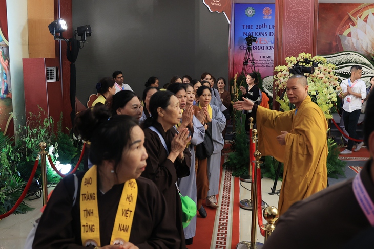 Cận cảnh xá lợi Đức Phật tại chùa Quán Sứ, người dân thành kính chiêm bái- Ảnh 11.