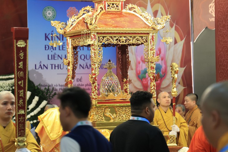 Cận cảnh xá lợi Đức Phật tại chùa Quán Sứ, người dân thành kính chiêm bái- Ảnh 13.