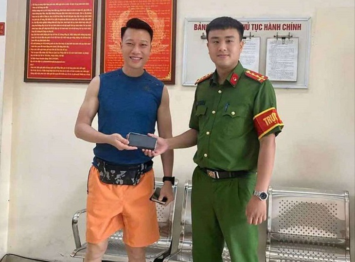Sau gần 24 giờ, du khách nước ngoài nhận lại tài sản thất lạc- Ảnh 2.