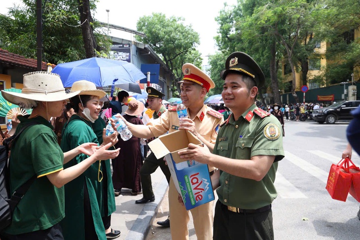 Công an Hà Nội bảo đảm trật tự, an toàn cho người dân chiêm bái xá lợi Phật- Ảnh 2.