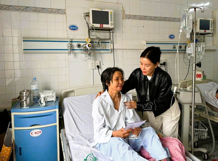 Bệnh viện Kiến An trao tặng 77 suất quà cho người bệnh có hoàn cảnh khó khăn- Ảnh 1.