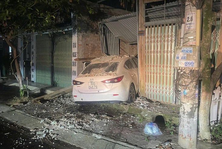 Gây tai nạn rồi bỏ chạy, lái xe Mazda tông thẳng vào nhà dân- Ảnh 1. Gây tai nạn rồi bỏ chạy, lái xe Mazda tông thẳng vào nhà dân- Ảnh 1.