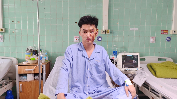 Cứu sống ngoạn mục nam thanh niên bị thanh gỗ đâm thấu ngực- Ảnh 3. Cứu sống ngoạn mục nam thanh niên bị thanh gỗ đâm thấu ngực- Ảnh 3.