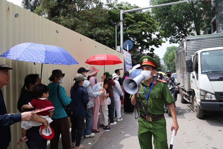 Công an Hà Nội bảo đảm trật tự, an toàn cho người dân chiêm bái xá lợi Phật- Ảnh 3.