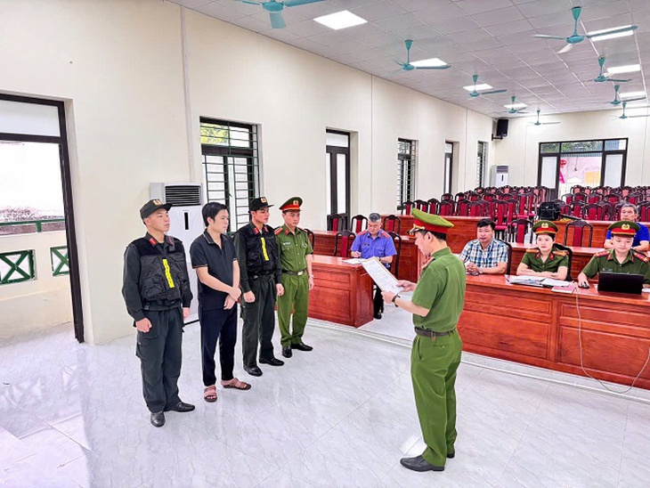 Khởi tố, bắt tạm giam đối tượng 'rút ruột' sông Chảy- Ảnh 1.