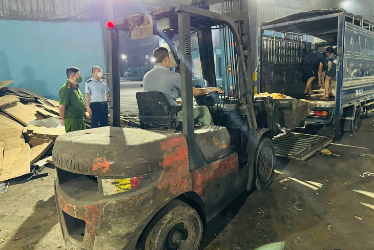 Kiểm tra đột xuất nhà hàng, phát hiện 800kg thịt lợn bốc mùi hôi thối- Ảnh 3.