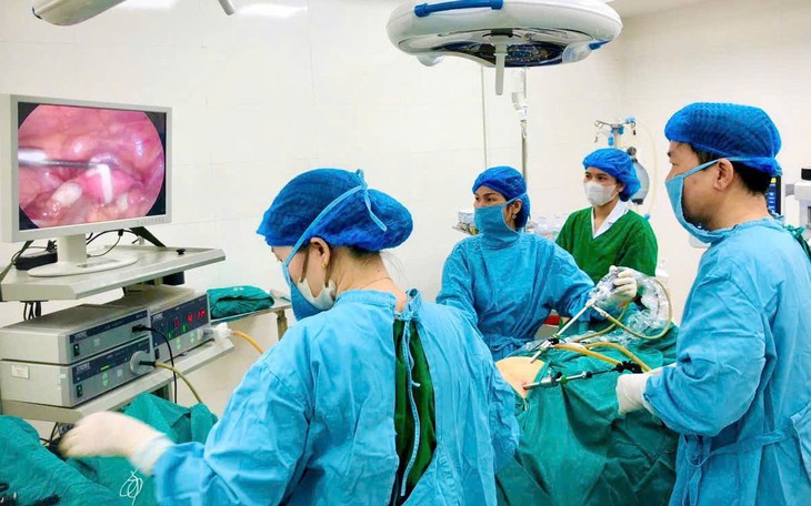 Bỏ quên vòng tránh thai suốt 30 năm, người phụ nữ 63 tuổi gặp biến chứng phụ khoa
- Ảnh 2.