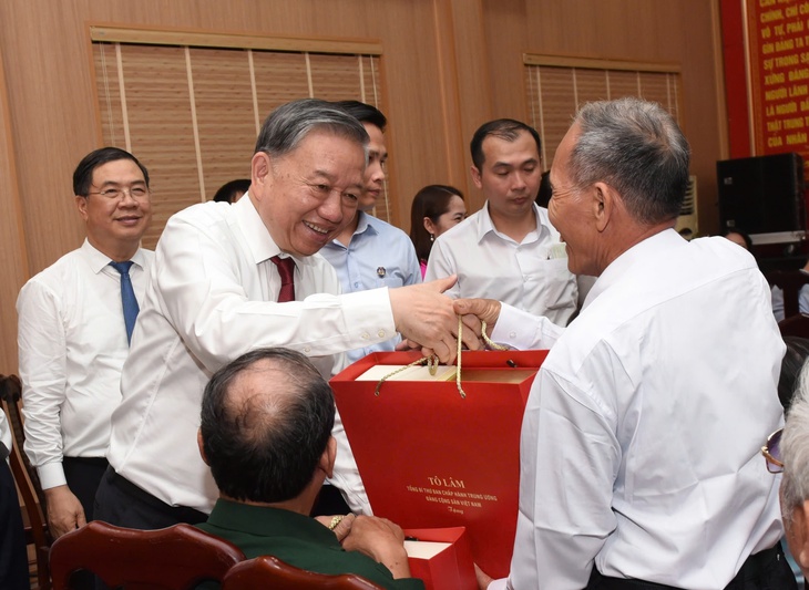 Tổng Bí thư Tô Lâm dâng hương tưởng niệm Chủ tịch Hồ Chí Minh tại Khu di tích Kim Liên- Ảnh 5. Tổng Bí thư Tô Lâm dâng hương tưởng niệm Chủ tịch Hồ Chí Minh tại Khu di tích Kim Liên- Ảnh 5.