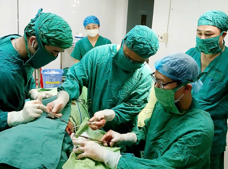 Cụ bà bị cành cây dài hơn 20cm đâm thấu ngực hơn 2 năm không hề biết- Ảnh 1.