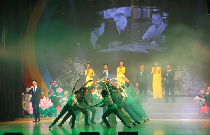 Liên hoan Tiếng hát Làng Sen, khúc ca dâng Bác giữa lòng quê hương- Ảnh 1.