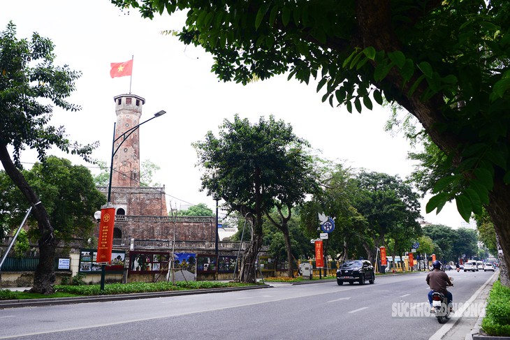 Thủ đô Hà Nội rực rỡ cờ hoa mừng 135 năm ngày sinh Chủ tịch Hồ Chí Minh- Ảnh 1.