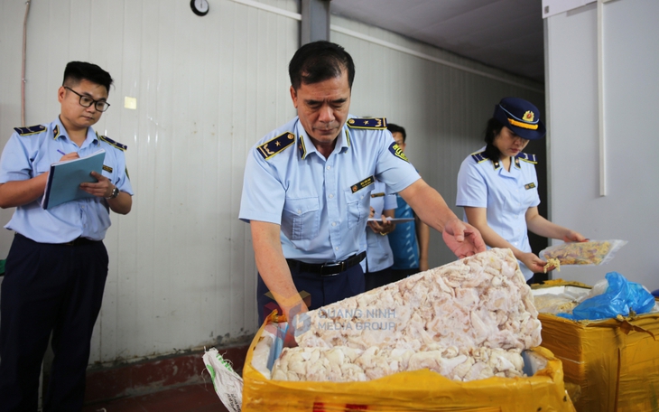 Phát hiện hàng tấn thực phẩm không rõ nguồn gốc tại Quảng Ninh