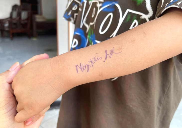 'Nộp tiền học' viết trên tay trẻ mầm non: Hành động sư phạm cần xem xét lại- Ảnh 1.