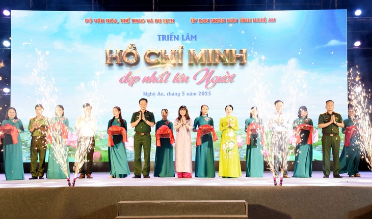 Triển lãm ‘Hồ Chí Minh đẹp nhất tên Người” - Giao hòa truyền thống và công nghệ- Ảnh 1. Triển lãm ‘Hồ Chí Minh đẹp nhất tên Người” - Giao hòa truyền thống và công nghệ- Ảnh 1.