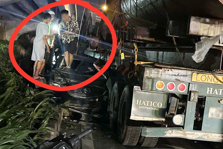 Ô tô biến dạng sau tai nạn, người bên trong thoát ra qua kính chắn gió- Ảnh 2.