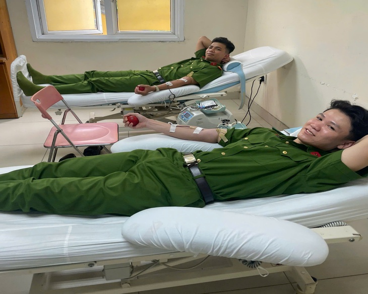 Cảnh sát cơ động hiến máu giúp nữ bệnh nhân qua cơn nguy kịch- Ảnh 1.