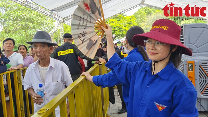 Phật tử khắp nơi đổ về chùa Tam Chúc chiêm bái Xá lợi Phật- Ảnh 7.