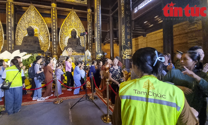 Phật tử khắp nơi đổ về chùa Tam Chúc chiêm bái Xá lợi Phật- Ảnh 9.