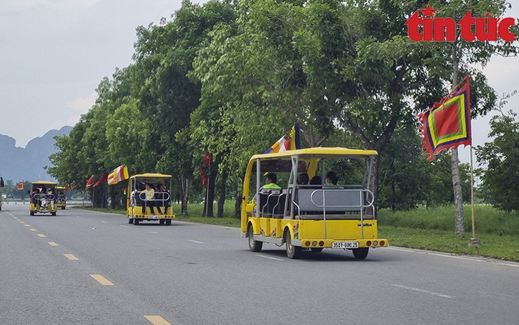 Phật tử khắp nơi đổ về chùa Tam Chúc chiêm bái Xá lợi Phật- Ảnh 5.