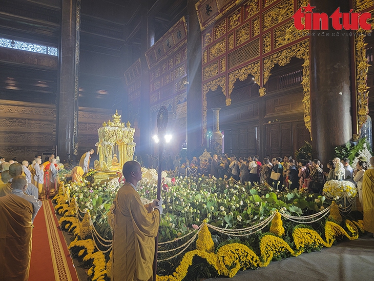 Phật tử khắp nơi đổ về chùa Tam Chúc chiêm bái Xá lợi Phật- Ảnh 14.
