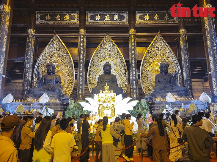 Phật tử khắp nơi đổ về chùa Tam Chúc chiêm bái Xá lợi Phật- Ảnh 15.
