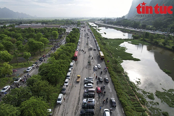 Phật tử khắp nơi đổ về chùa Tam Chúc chiêm bái Xá lợi Phật- Ảnh 4.