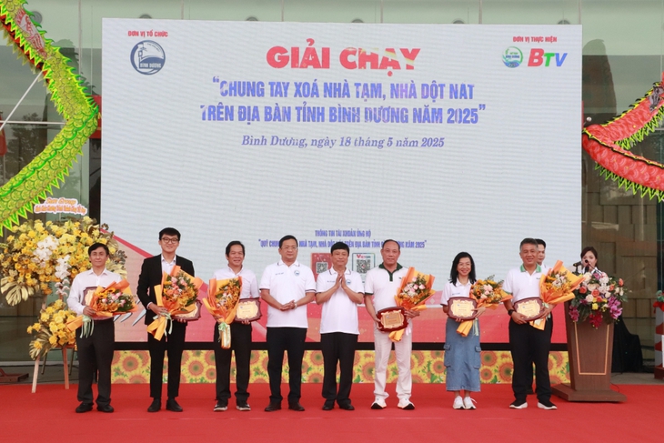 Gần 30 tỷ đồng được vận động từ giải chạy ở Bình Dương, góp xóa nhà tạm, nhà dột nát- Ảnh 1.