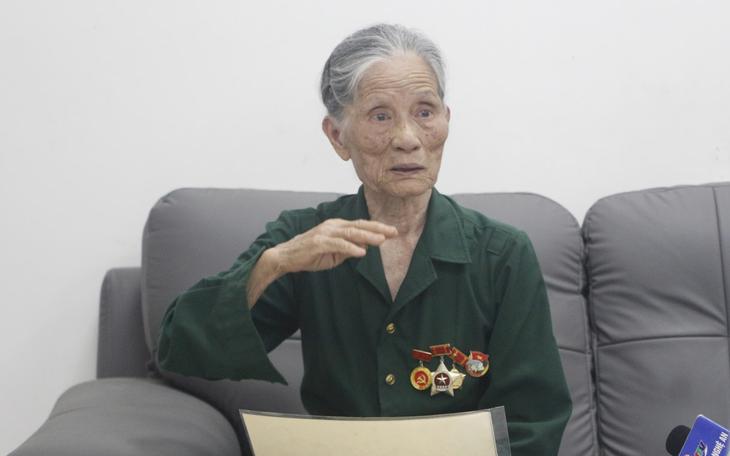 Hơn 1.000 người chung sức tái tạo dòng chữ 'BÁC HỒ SỐNG MÃI' trên núi Nhón - Ảnh 8.