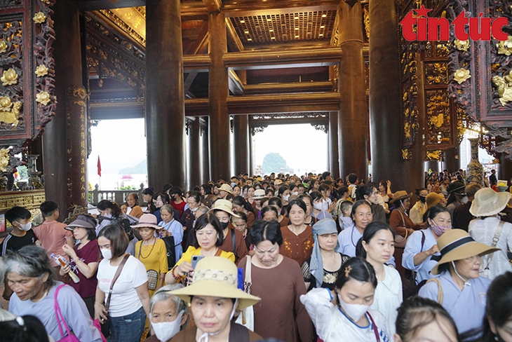 Phật tử khắp nơi đổ về chùa Tam Chúc chiêm bái Xá lợi Phật- Ảnh 10.