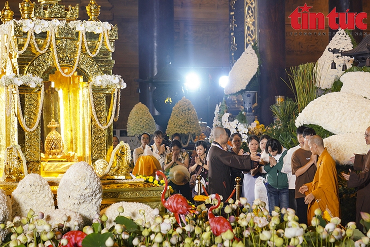 Phật tử khắp nơi đổ về chùa Tam Chúc chiêm bái Xá lợi Phật- Ảnh 11.
