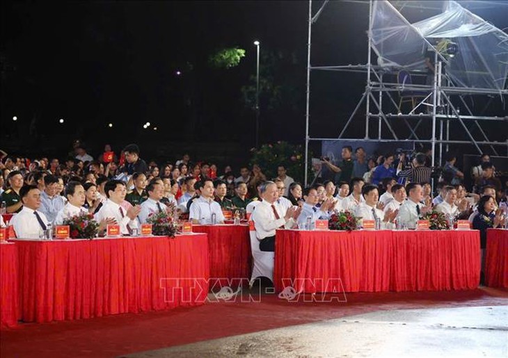 Lãnh đạo Đảng, Nhà nước dự chương trình nghệ thuật đặc biệt 'Người là Hồ Chí Minh'- Ảnh 2.