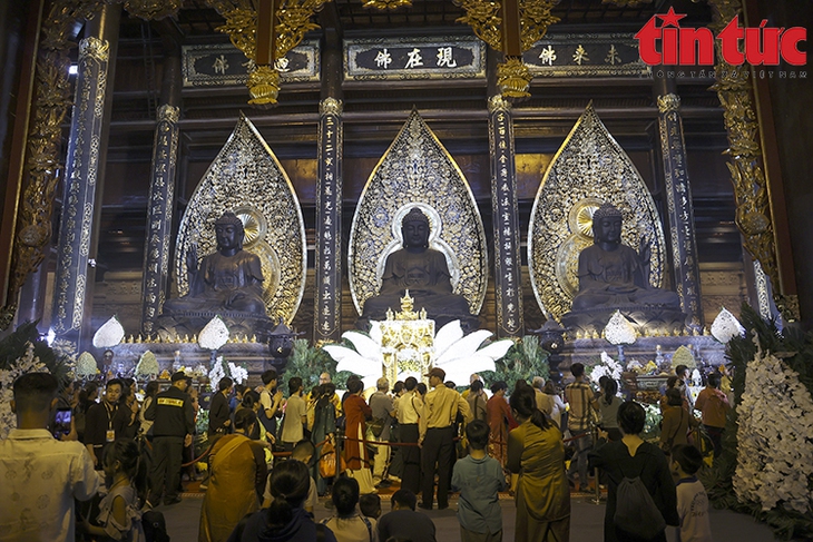Phật tử khắp nơi đổ về chùa Tam Chúc chiêm bái Xá lợi Phật- Ảnh 12.