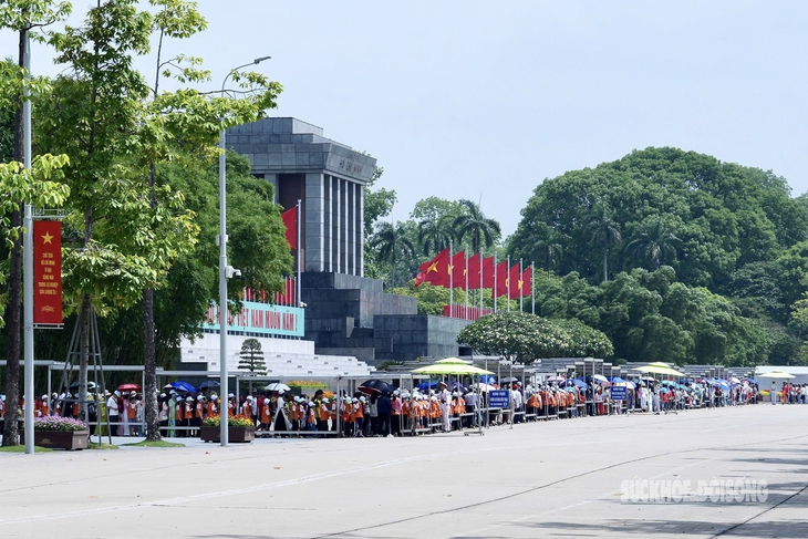 Dòng người thành kính xếp hàng vào Lăng viếng Chủ tịch Hồ Chí Minh- Ảnh 1.