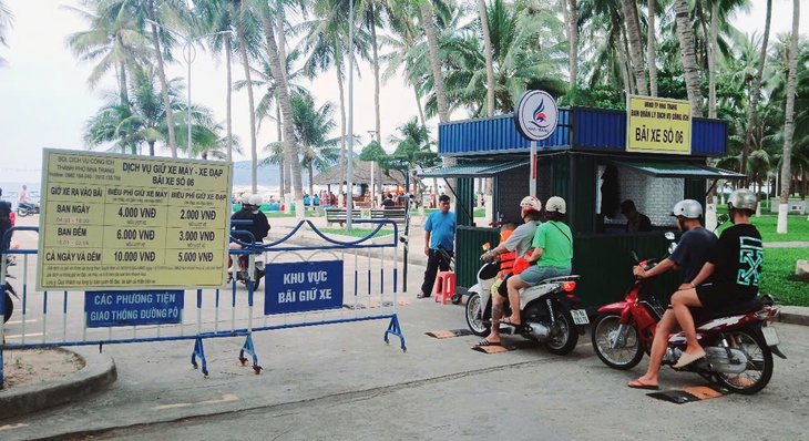 Bất cập về giờ giấc, các điểm giữ xe ở tuyến đường ven biển Nha Trang điều chỉnh thế nào?- Ảnh 1.