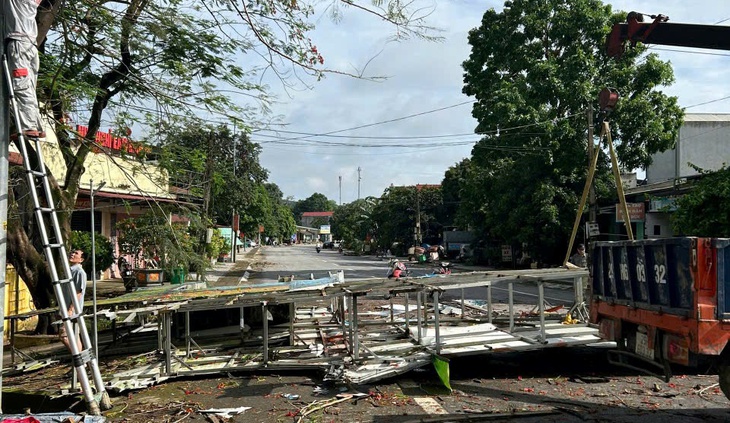Mưa dông quật đổ cổng chào vào Khu di tích Lam Kinh- Ảnh 1. Mưa dông quật đổ cổng chào vào Khu di tích Lam Kinh- Ảnh 1.