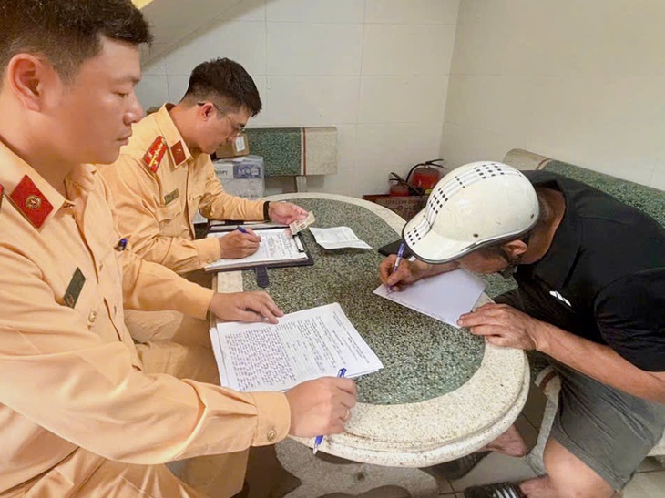 Phạt đến 40 triệu xe tự chế làm rơi bó sắt 12 mét khiến cầu Chương Dương tê liệt- Ảnh 3. Phạt đến 40 triệu xe tự chế làm rơi bó sắt 12 mét khiến cầu Chương Dương tê liệt- Ảnh 3.