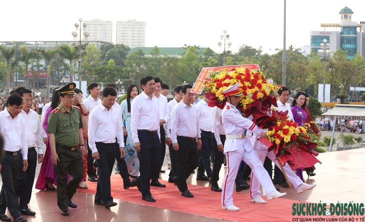 Đại kỳ tung bay trên quảng trường Hồ Chí Minh- Ảnh 4.