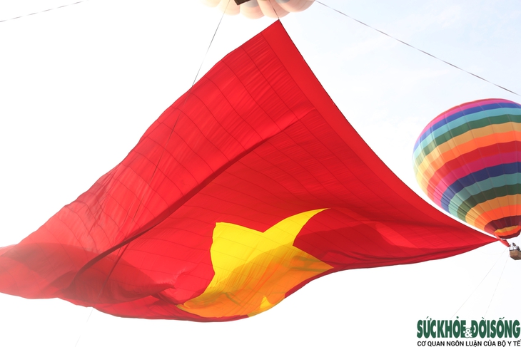 Đại kỳ tung bay trên quảng trường Hồ Chí Minh- Ảnh 8.