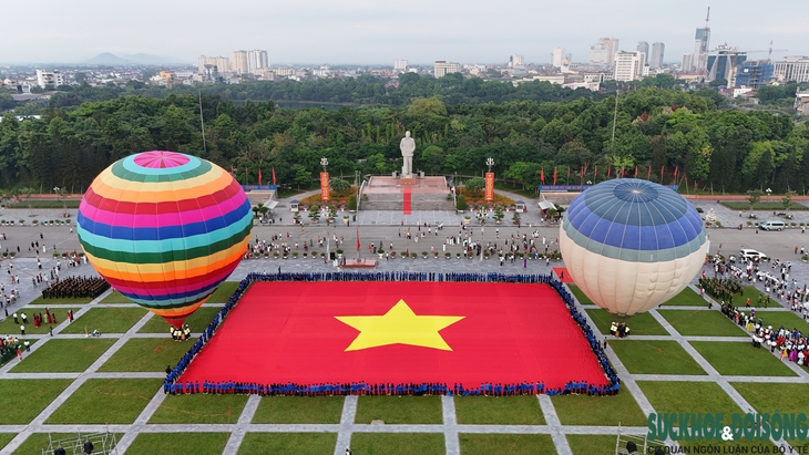 Đại kỳ tung bay trên quảng trường Hồ Chí Minh- Ảnh 2.