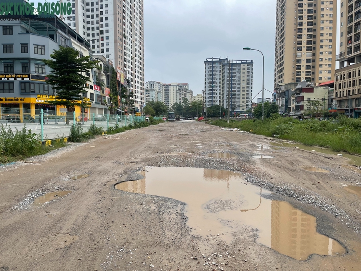 Hà Nội: Dân lắp vòi tưới nước trên 'con đường đau khổ' Nguyễn Cảnh Dị- Ảnh 1. Hà Nội: Dân lắp vòi tưới nước trên 'con đường đau khổ' Nguyễn Cảnh Dị- Ảnh 1.