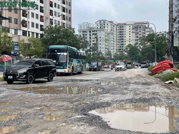 Hà Nội: Dân lắp vòi tưới nước trên 'con đường đau khổ' Nguyễn Cảnh Dị- Ảnh 3. Hà Nội: Dân lắp vòi tưới nước trên 'con đường đau khổ' Nguyễn Cảnh Dị- Ảnh 3.